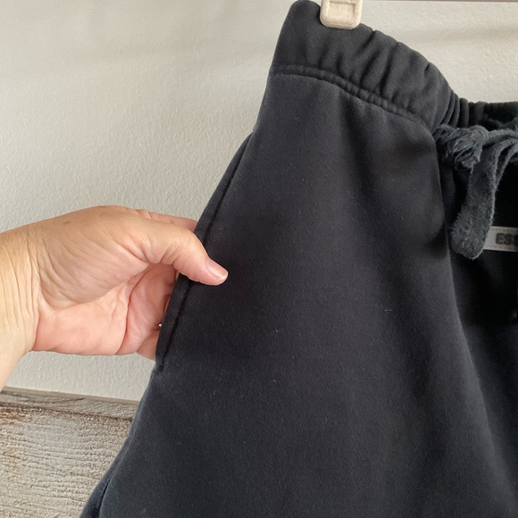Essentials Fear Of God black sweatshorts size Medium (B1) - Picture 3 of 10